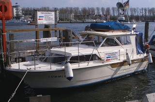 Schulungsboot der Motorbootschule Schoett in Travemuende fuer die praktische Ausbildung zum Sportbootfuehrerschein See auf der Ostsee